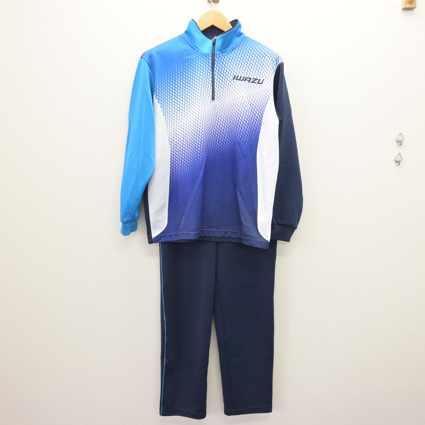 愛知県 中部大第一高校 Cougars 上下ウェア&タオルセット 中古】愛知県 岩津高等学校 女子制服 3点 (ジャージ 上・ジャージ 下