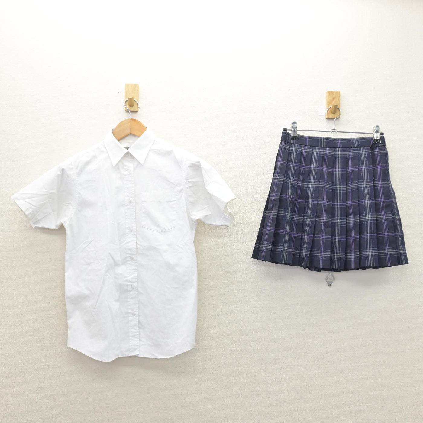 中古】 飛鳥未来高等学校 女子制服 2点 (シャツ・スカート) sf126944