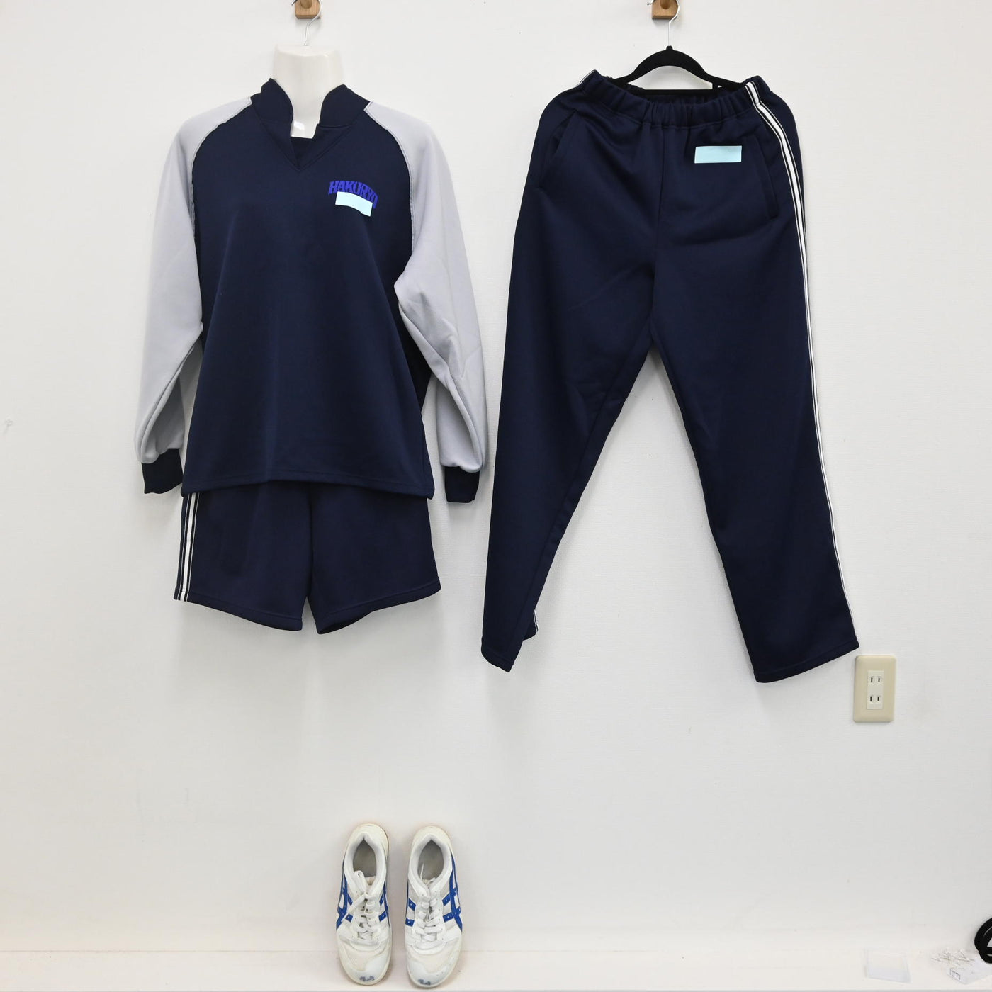 【中古】福岡県 柏陵高校 女子制服 4点（ジャージ 上・ジャージ 下・ジャージ 上・ジャージ 上・運動靴 ） sf000109