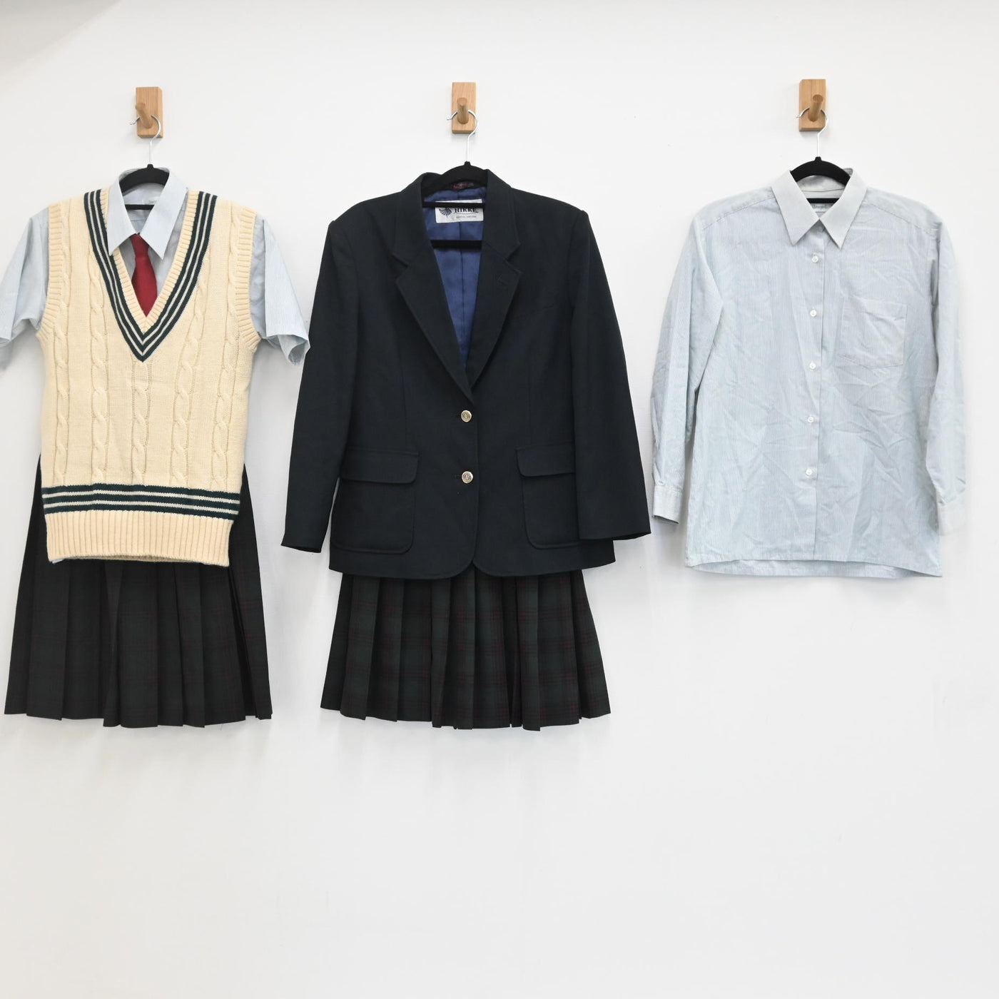 【中古】茨城県 谷田部中学校 女子制服 8点（ブレザー・スカート 夏・ニットベスト・シャツ 半袖） sf000117