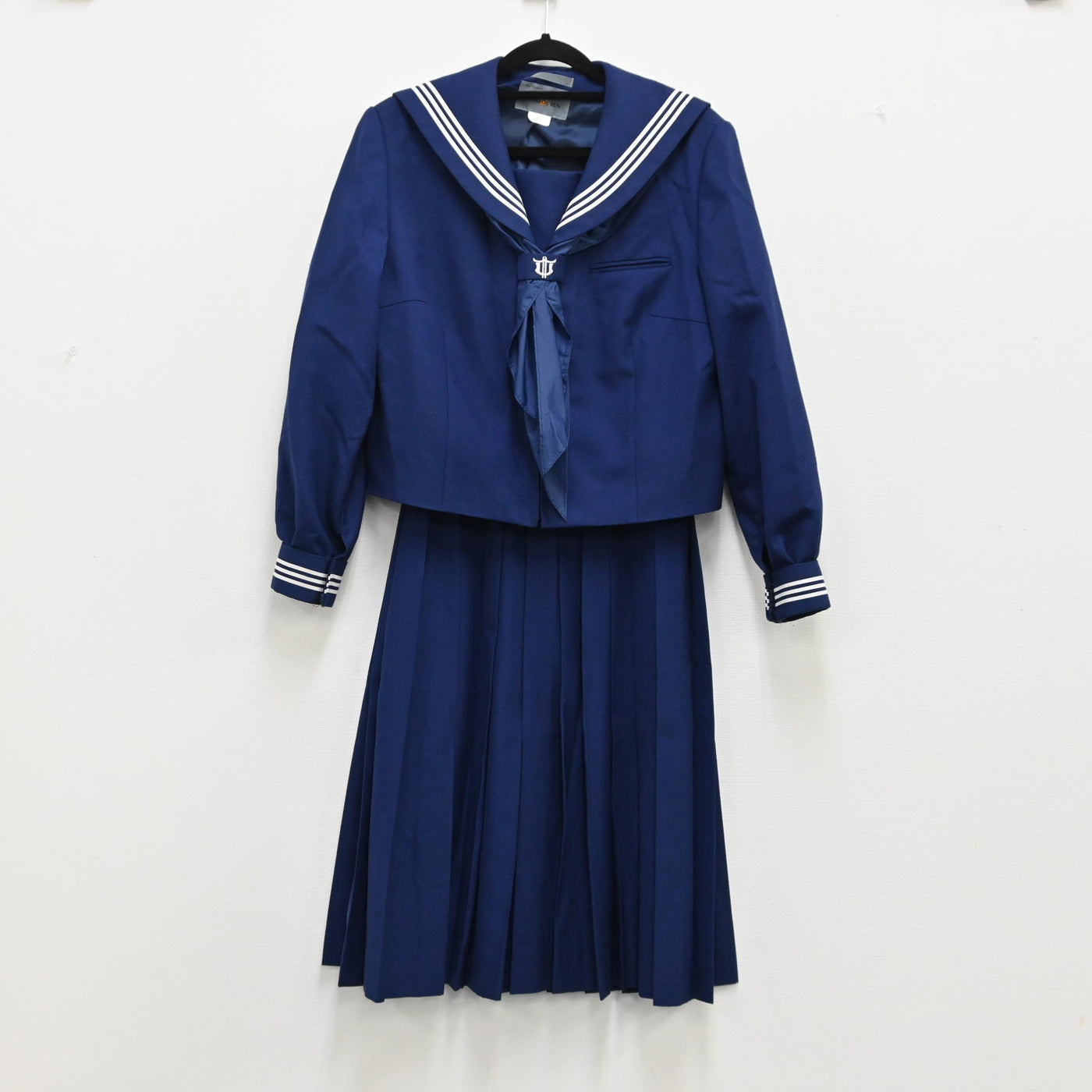 【中古】埼玉県 鯨井中学校 女子制服 2点（セーラー服 冬・スカート） sf000230