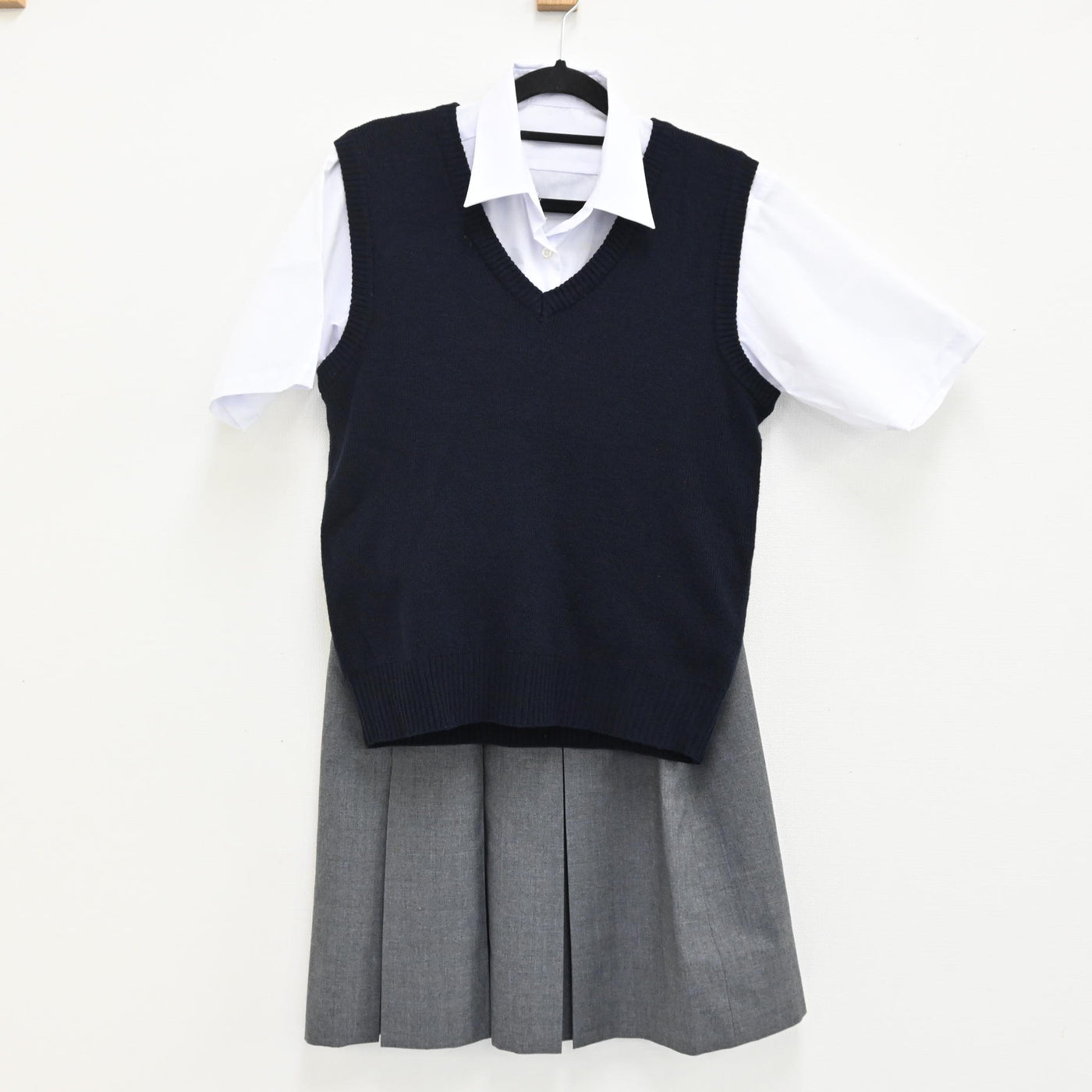 【中古】神奈川県 横浜市立仲尾台中学校 女子制服 3点（ニットベスト・シャツ 半袖・スカート） sf000348