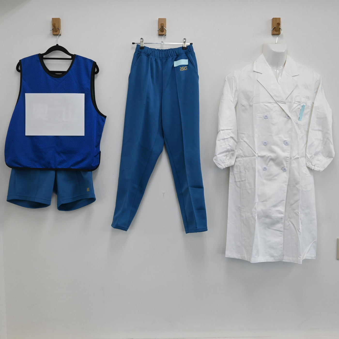 【中古】東京都 中央大学附属高校 女子制服 4点（白衣・ゼッケン・体操服 下・体操服 下・ジャージ 下 ） sf000406