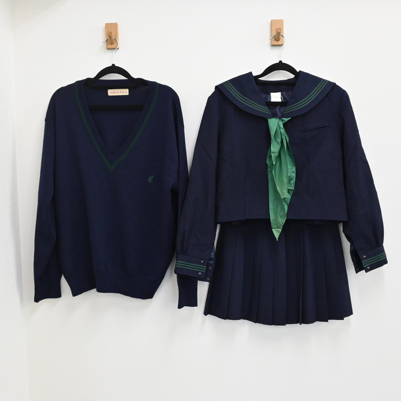 【中古】埼玉県 埼玉県立秩父高等学校 女子制服 3点（セーラー服 冬・セーター・スカート） sf000466