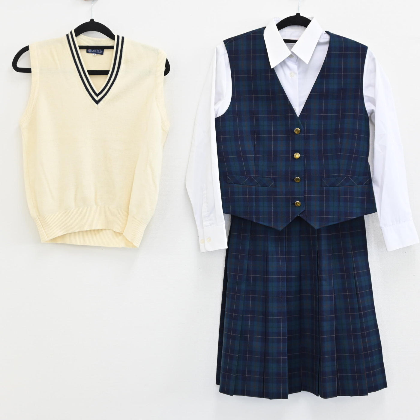 【中古】東京都 クラーク記念国際高等学校 女子制服 4点（ベスト・ニットベスト・シャツ 長袖・シャツ 長袖・スカート ） sf000491