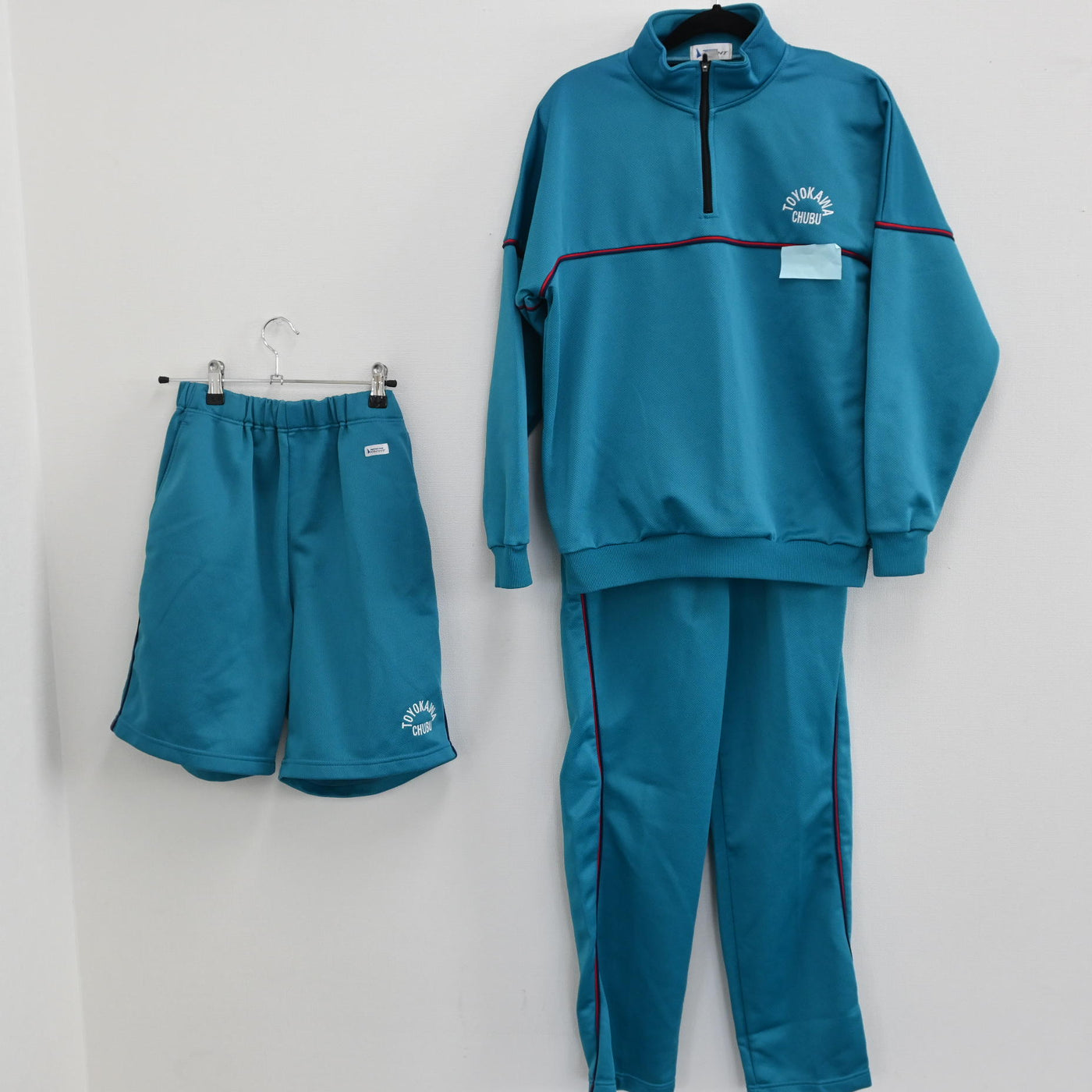 【中古】愛知県 豊川市立中部中学校 女子制服 3点（ジャージ 上・ジャージ 下・体操服 下・体操服 下） sf000496
