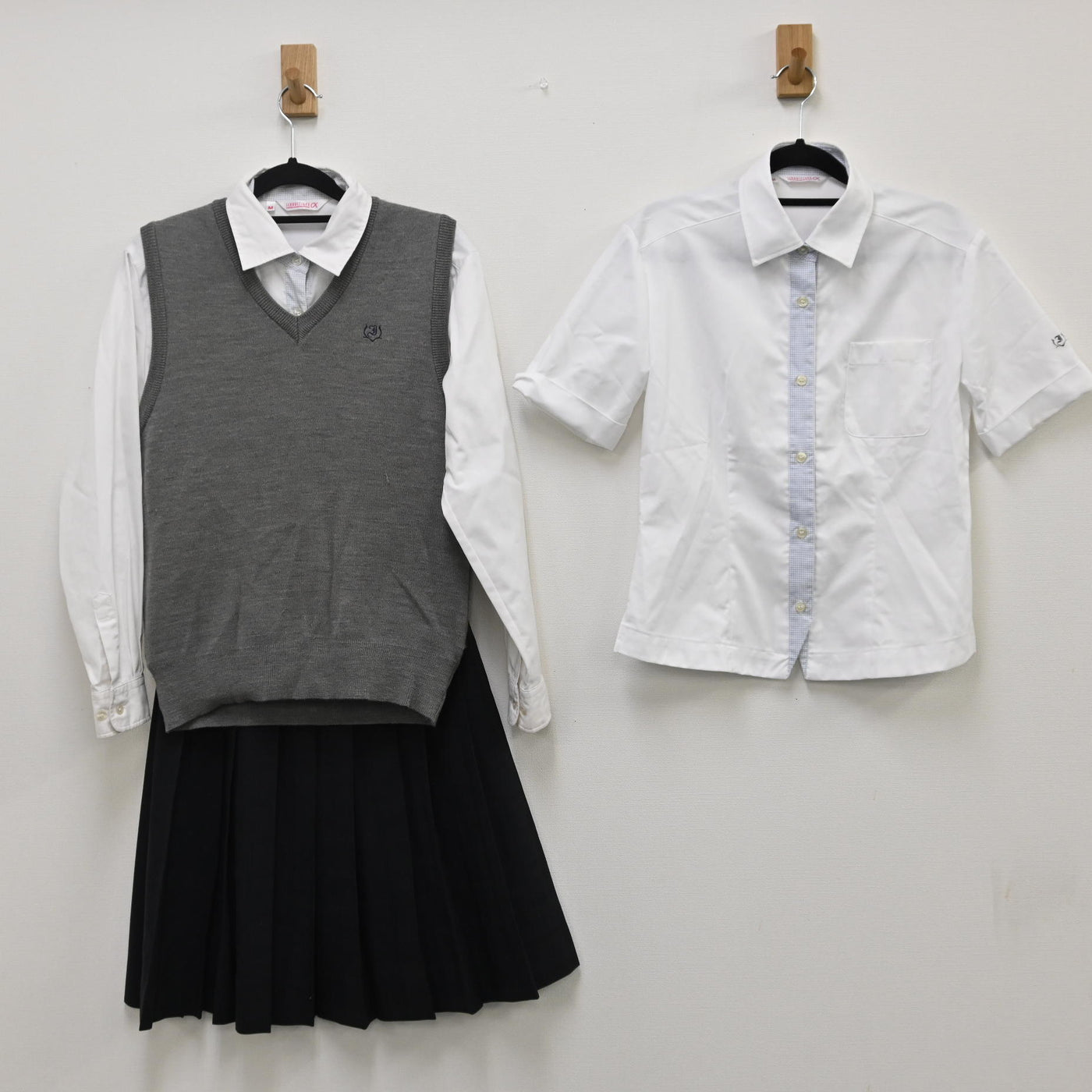 【中古】和歌山県 和歌山高校 女子制服 4点（スカート 夏・ニットベスト・シャツ 長袖・シャツ 長袖・シャツ 半袖 ） sf000576