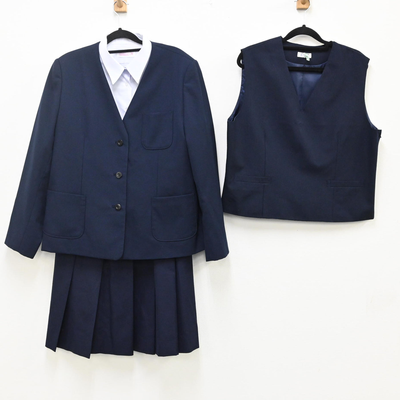 【中古】岩手県 北上北中学校 女子制服 4点（ブレザー・スカート 冬・ベスト・ベスト・シャツ 長袖 ） sf000581