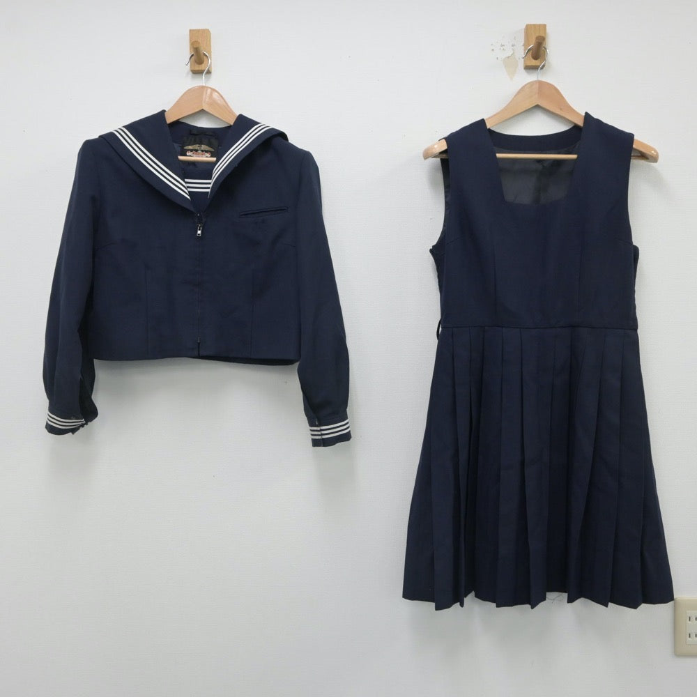 【中古】東京都 糀谷中学校 女子制服 2点（セーラー服・ジャンパースカート）sf016316