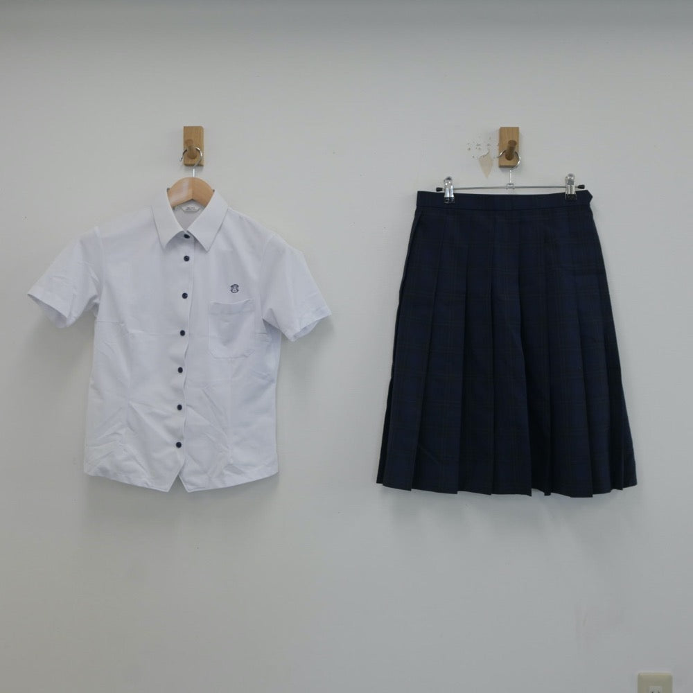 【中古】福岡県 福岡県立春日高等学校 女子制服 2点（シャツ・スカート）sf017932