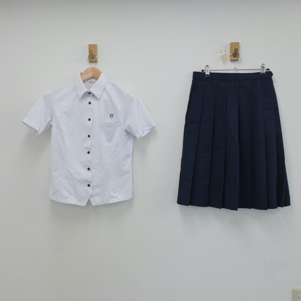 【中古】福岡県 福岡県立春日高等学校 女子制服 2点（シャツ・スカート）sf017933