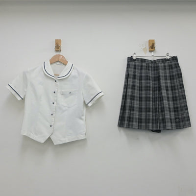 【中古】秋田県 ノースアジア大学明桜高等学校 女子制服 2点（シャツ・スカート）sf022162