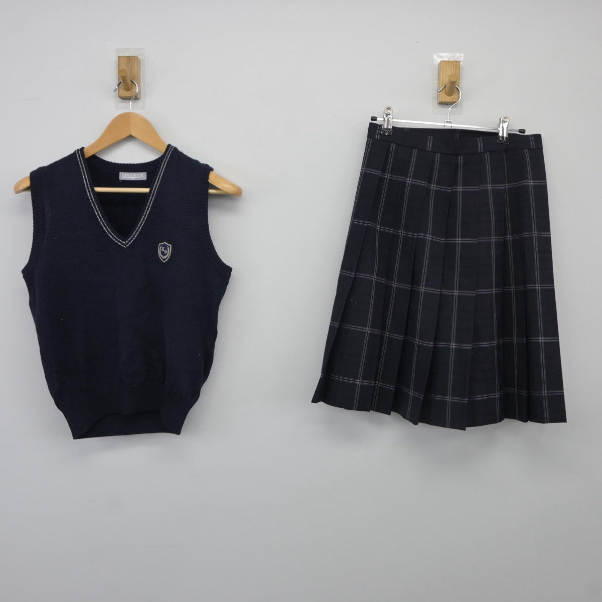 【中古】兵庫県 神戸鈴蘭台高等学校 女子制服 3点（ニットベスト・スカート）sf025326