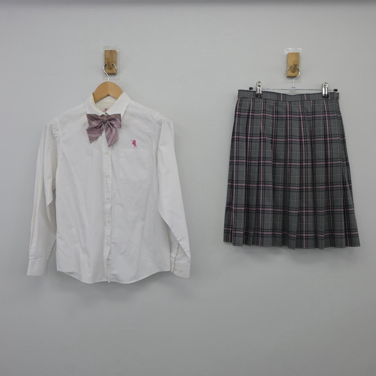 【中古】兵庫県 クラーク記念国際高等学校 女子制服 4点（ブレザー・シャツ・スカート）sf025331