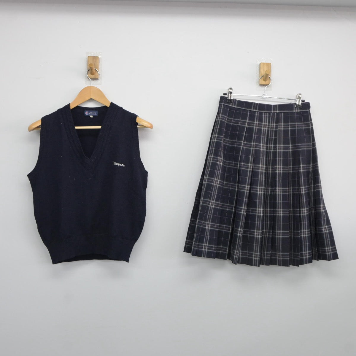 【中古】埼玉県 城山中学校 女子制服 3点（ニットベスト・スカート・スカート）sf025357