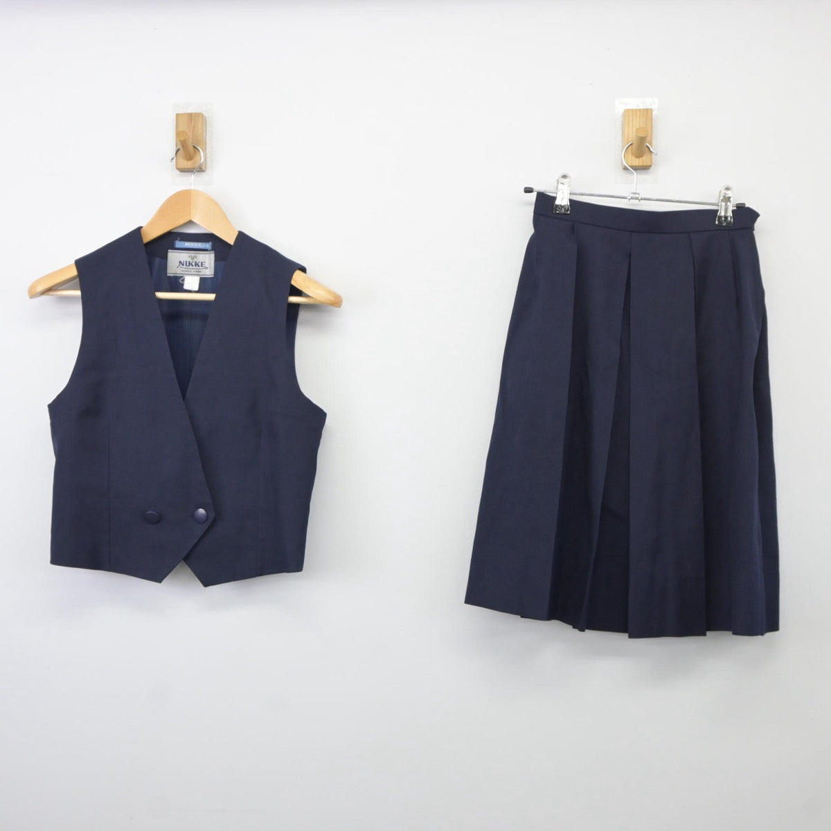 【中古】神奈川県 久里浜中学校 女子制服 2点（ベスト・スカート）sf025403