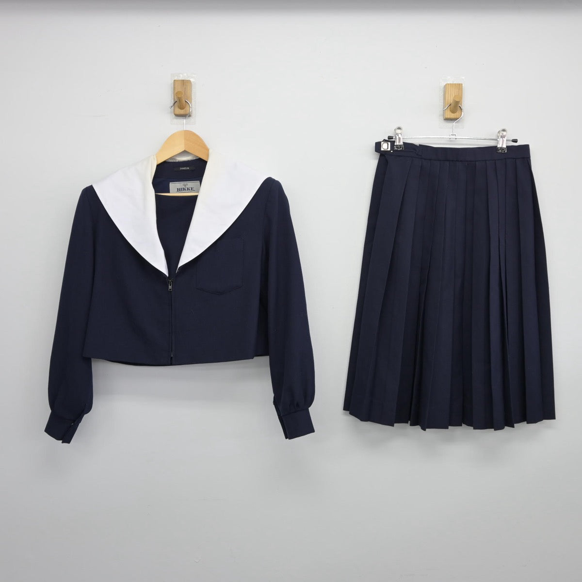 【中古】愛知県 大曽根中学校 女子制服 2点（セーラー服・スカート）sf025479