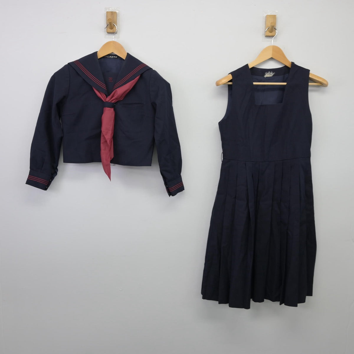 【中古】東京都 墨田区立両国中学校 女子制服 3点（セーラー服・ジャンパースカート）sf025491