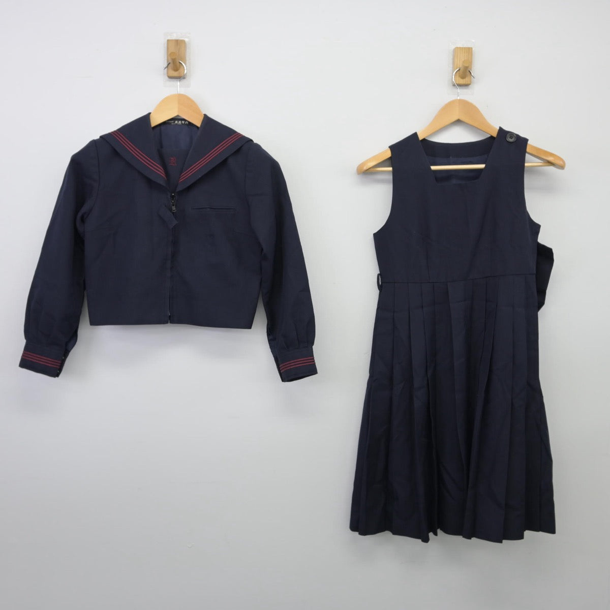 【中古】東京都 墨田区立両国中学校 女子制服 2点（セーラー服・ジャンパースカート）sf025492