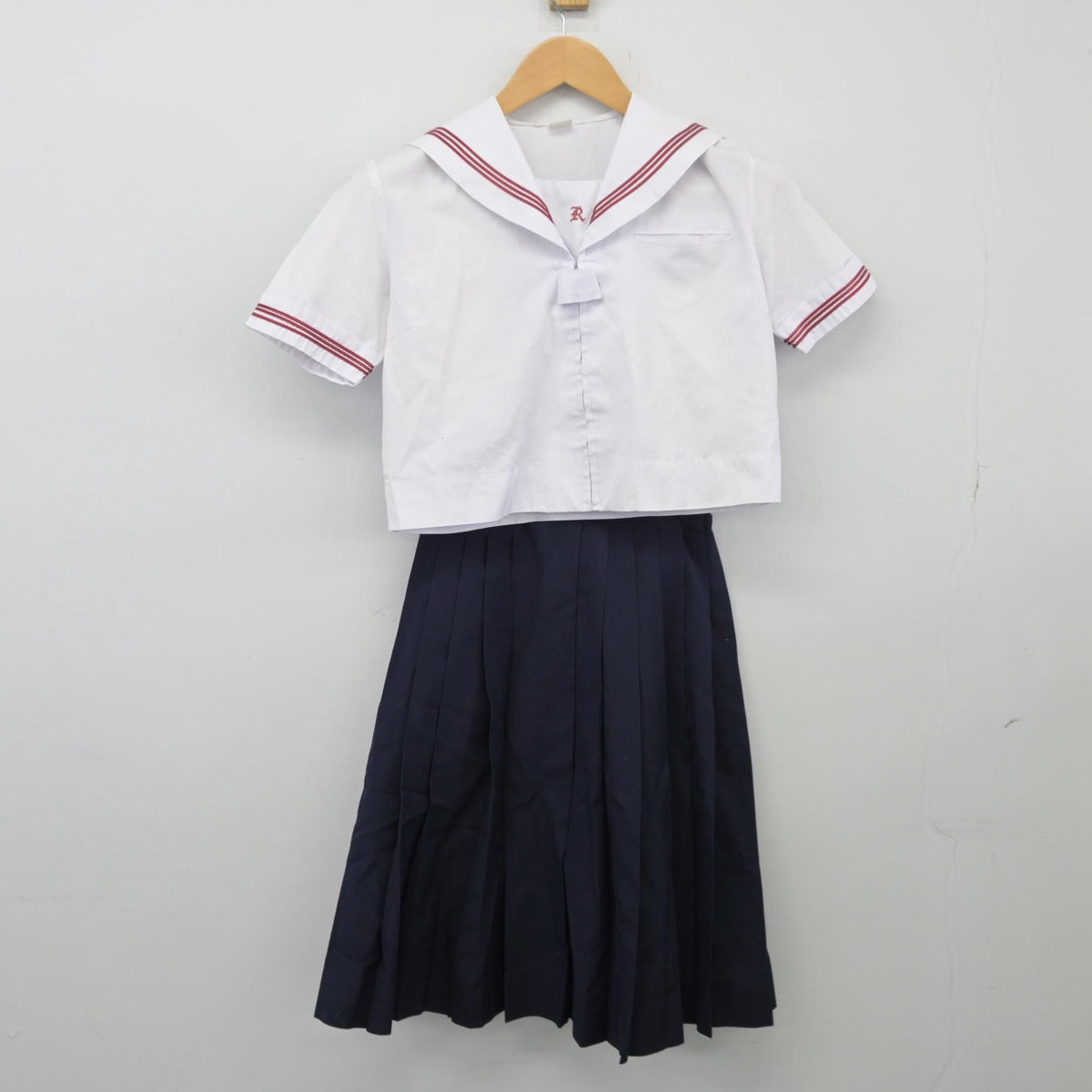 【中古】東京都 墨田区立両国中学校 女子制服 2点（セーラー服・スカート）sf025495