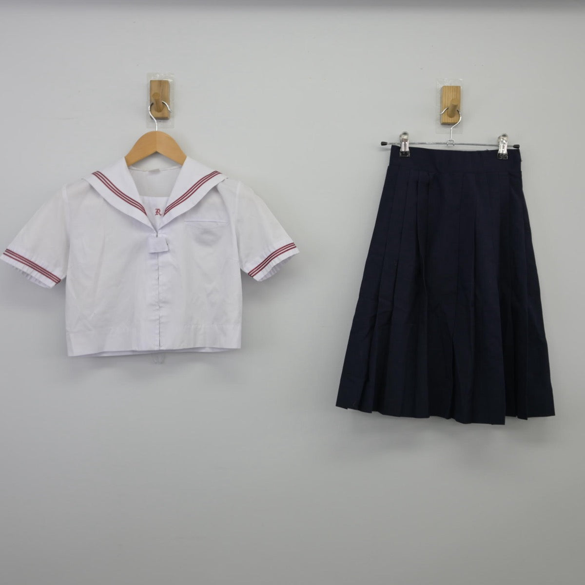 【中古】東京都 墨田区立両国中学校 女子制服 2点（セーラー服・スカート）sf025495