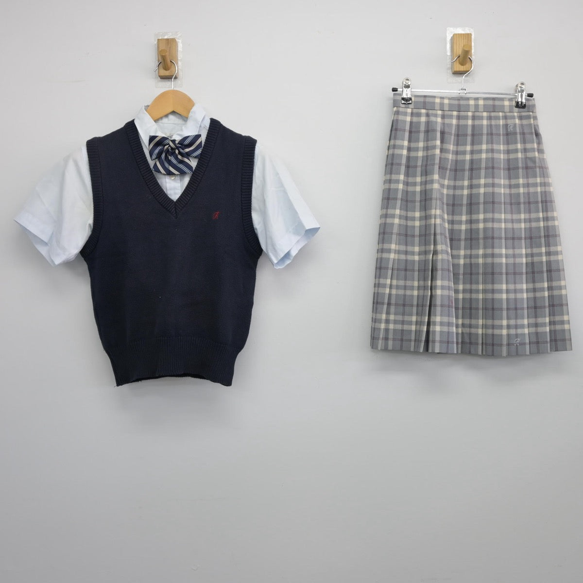 【中古】千葉県 日本体育大学柏高等学校 女子制服 4点（シャツ・ニットベスト・スカート）sf025547