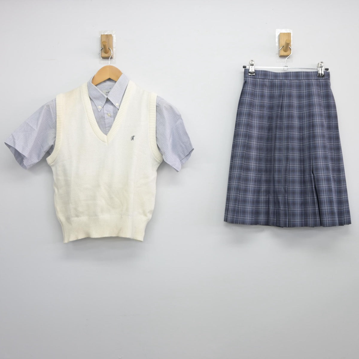 【中古】千葉県 日本体育大学柏高等学校 女子制服 3点（シャツ・ニットベスト・スカート）sf025548