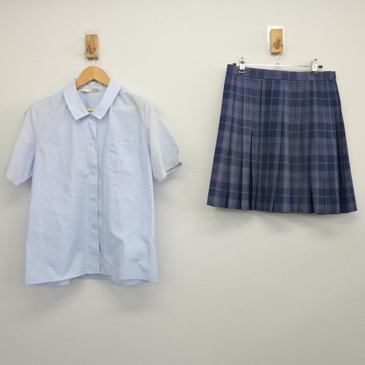 【中古】神奈川県 秦野曽屋高等学校 女子制服 2点（シャツ・スカート）sf025561