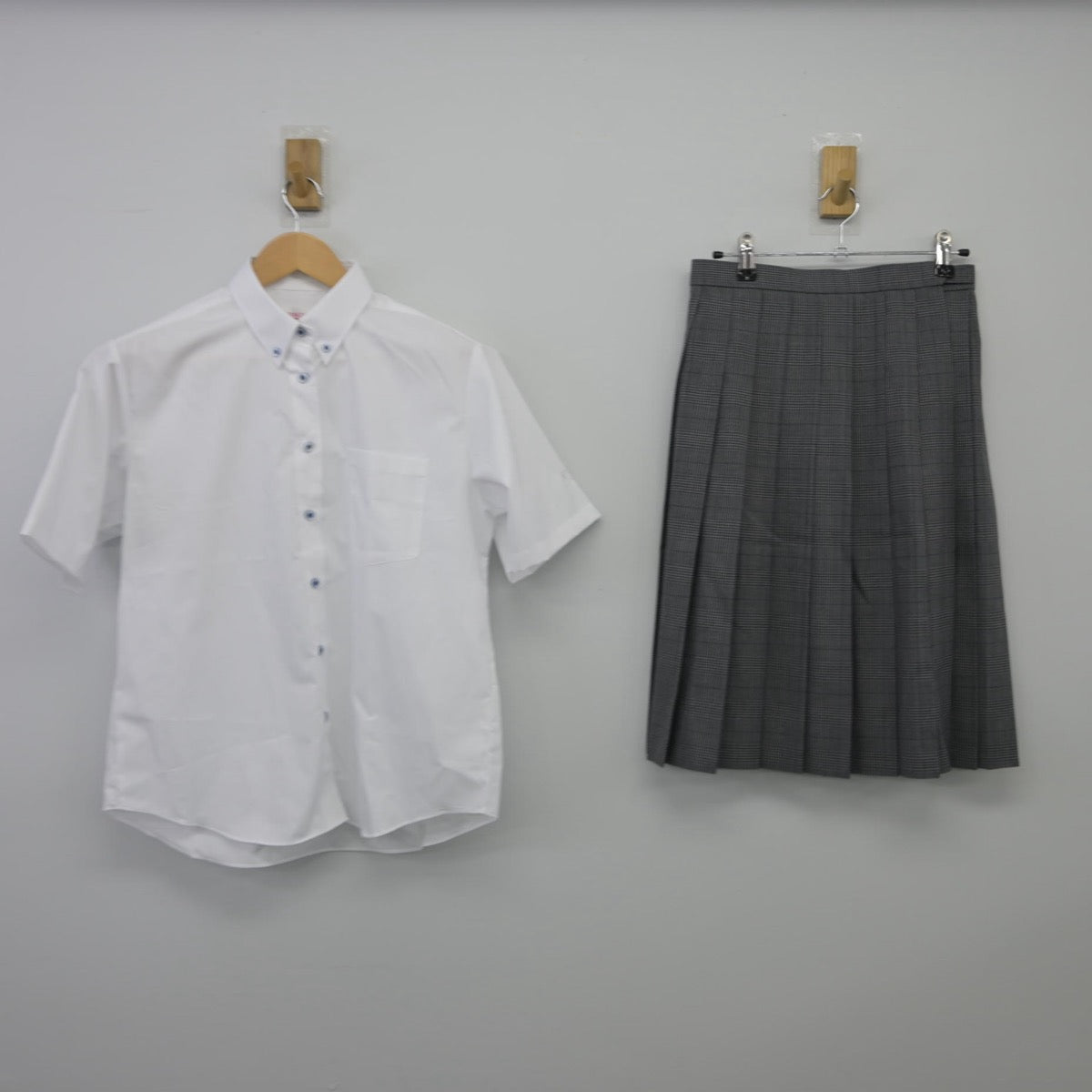 【中古】大阪府 近畿大学附属高等学校 女子制服 2点（シャツ・スカート）sf025646