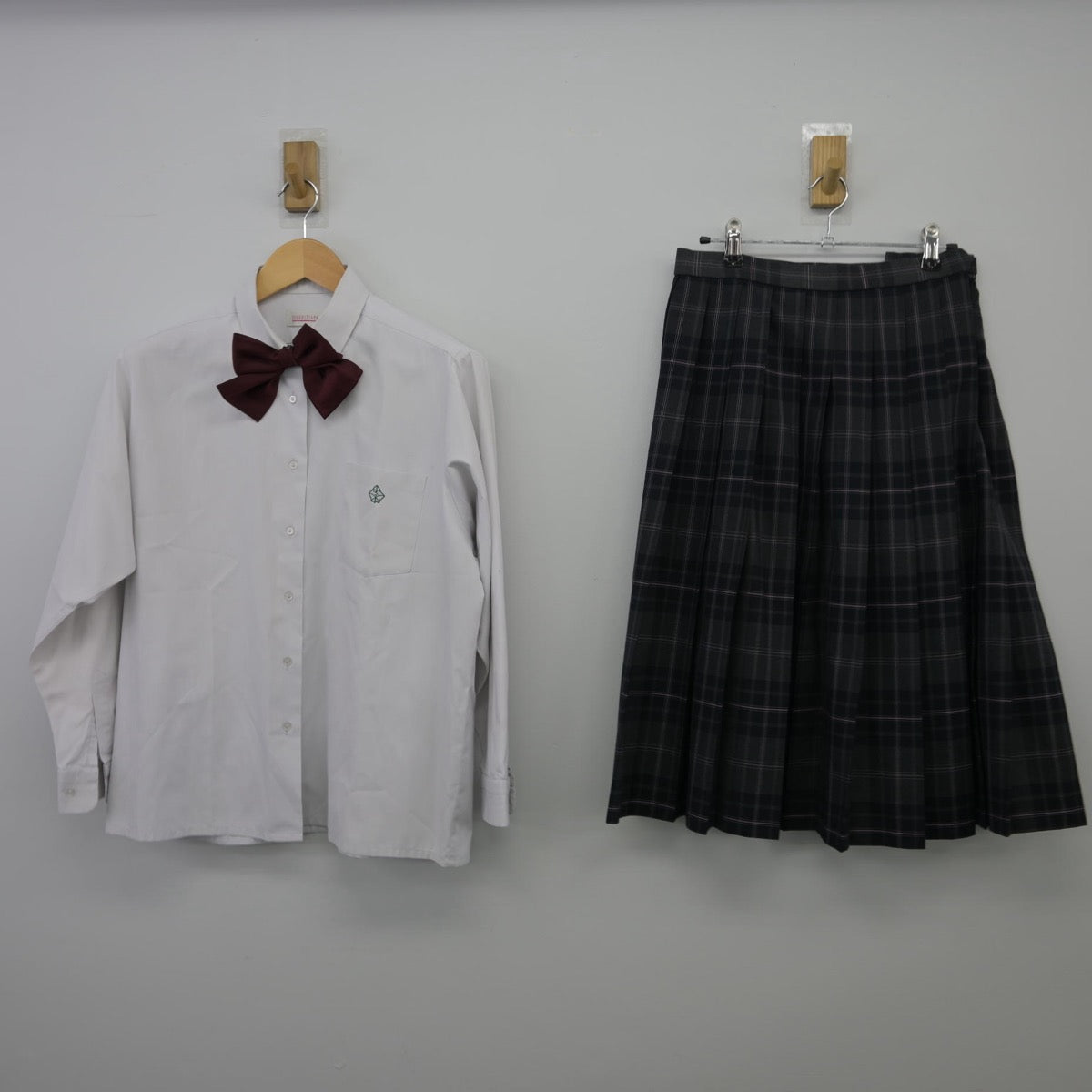 【中古】大阪府 箕面自由学園高等学校 女子制服 4点（ブレザー・シャツ・スカート）sf025651