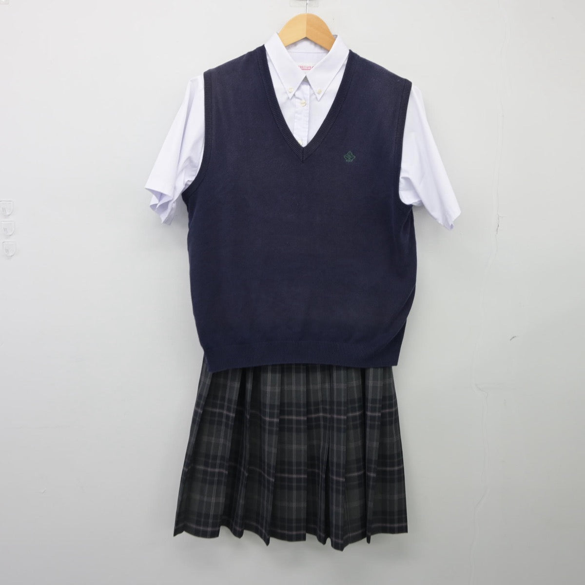 【中古】大阪府 箕面自由学園高等学校 女子制服 3点（ニットベスト・シャツ・スカート）sf025652