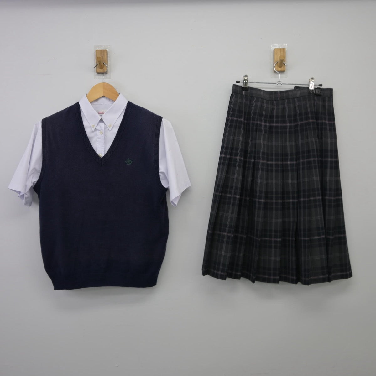 【中古】大阪府 箕面自由学園高等学校 女子制服 3点（ニットベスト・シャツ・スカート）sf025652