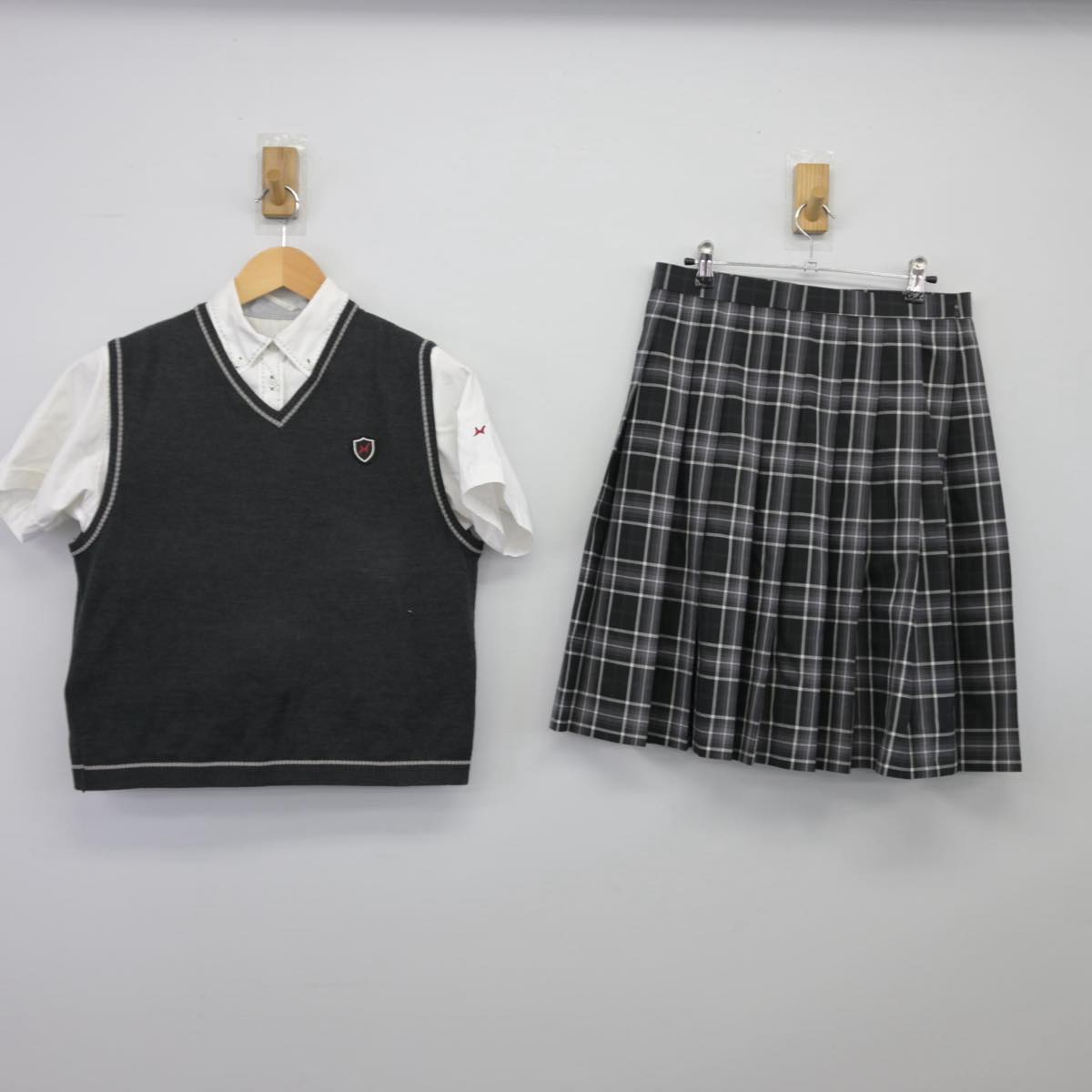 【中古】東京都 八王子学園八王子高等学校 女子制服 3点（ニットベスト・シャツ・スカート）sf025811