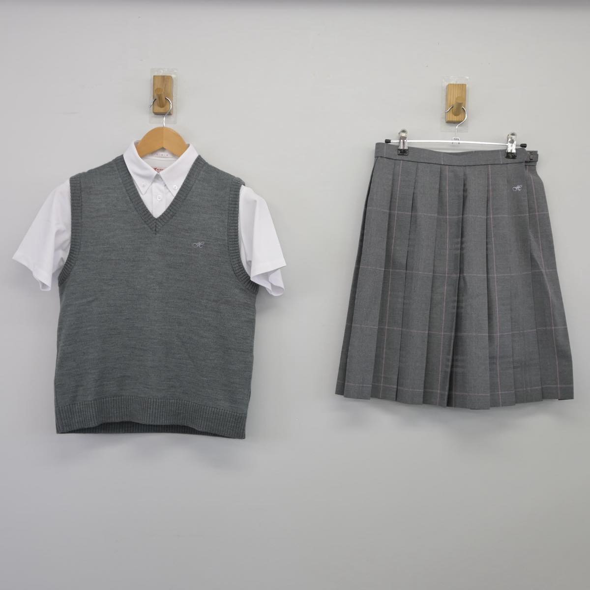 【中古】東京都 豊南高等学校 女子制服 4点（ニットベスト・シャツ・スカート）sf025841