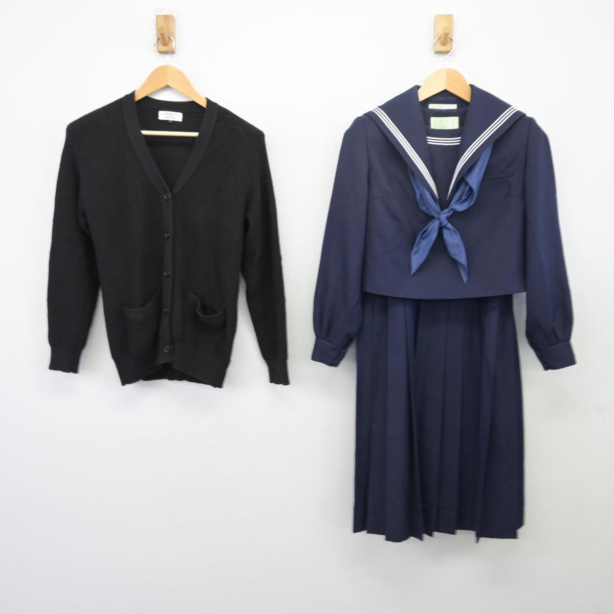 【中古】福岡県 三宅中学校 女子制服 4点（セーラー服・ニット・ジャンパースカート）sf025844