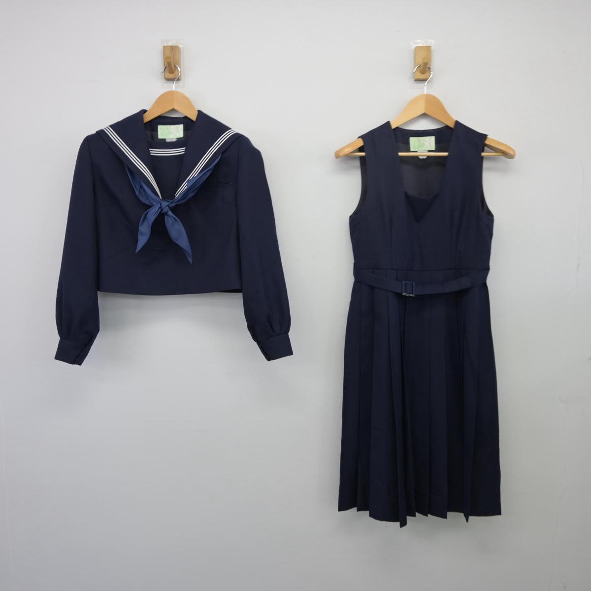 【中古】福岡県 三宅中学校 女子制服 4点（セーラー服・ニット・ジャンパースカート）sf025844