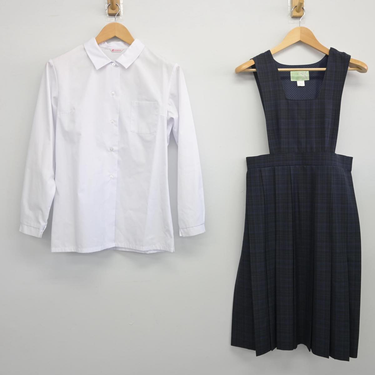 【中古】福岡県 三宅中学校 女子制服 2点（シャツ・ジャンパースカート）sf025851