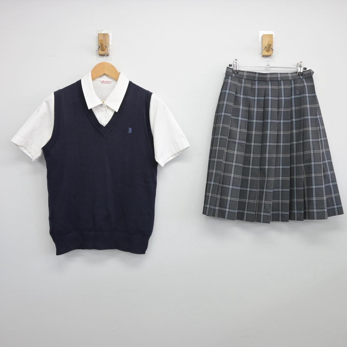 【中古】埼玉県 岩槻高等学校 女子制服 3点（ニットベスト・シャツ・スカート）sf025861