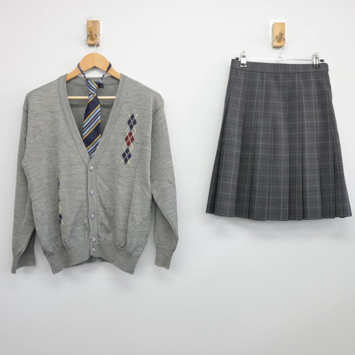 【中古】岡山県 岡山芳泉高等学校 女子制服 3点（ニット・スカート）sf025871