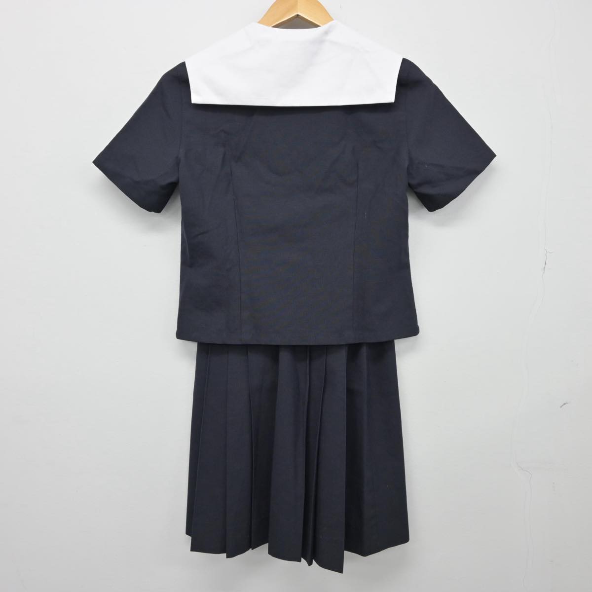 【中古】奈良県 聖心学園中等教育学校 女子制服 2点（セーラー服・スカート）sf025924