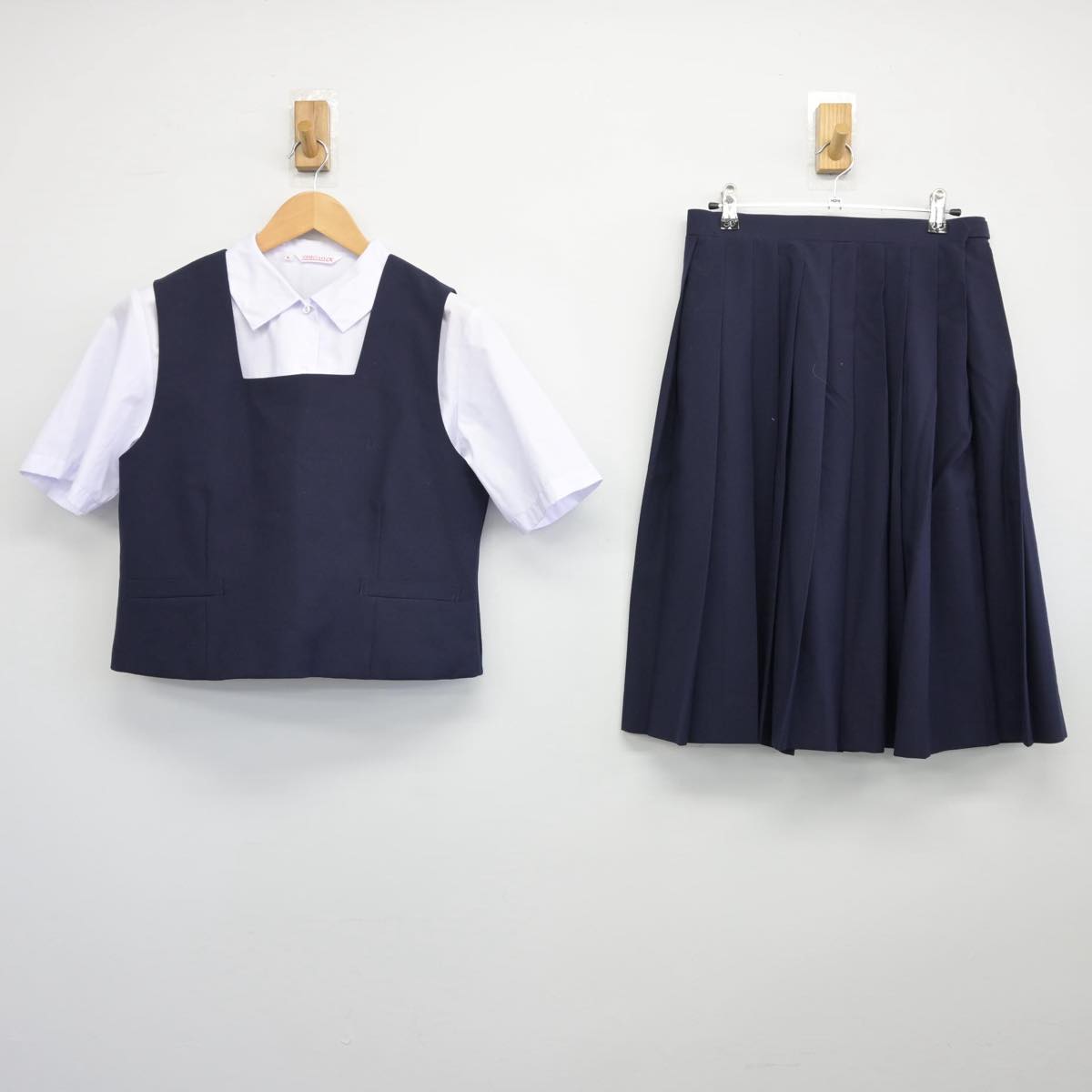 【中古】群馬県 倉賀野中学校 女子制服 3点（ベスト・シャツ・スカート）sf026022