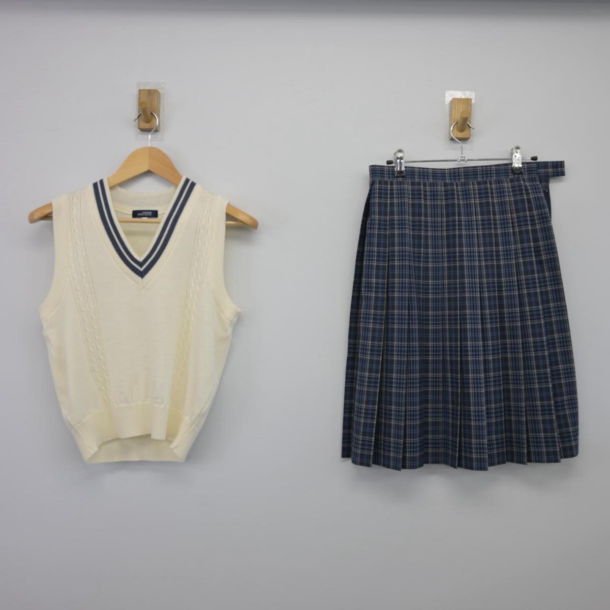 【中古】千葉県 有吉中学校 女子制服 2点（ニットベスト・スカート）sf026049