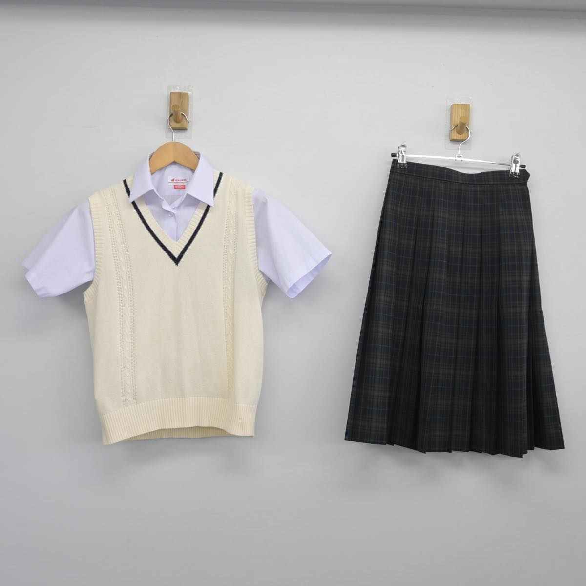 【中古】栃木県 山辺中学校 女子制服 3点（ニットベスト・シャツ・スカート）sf026093