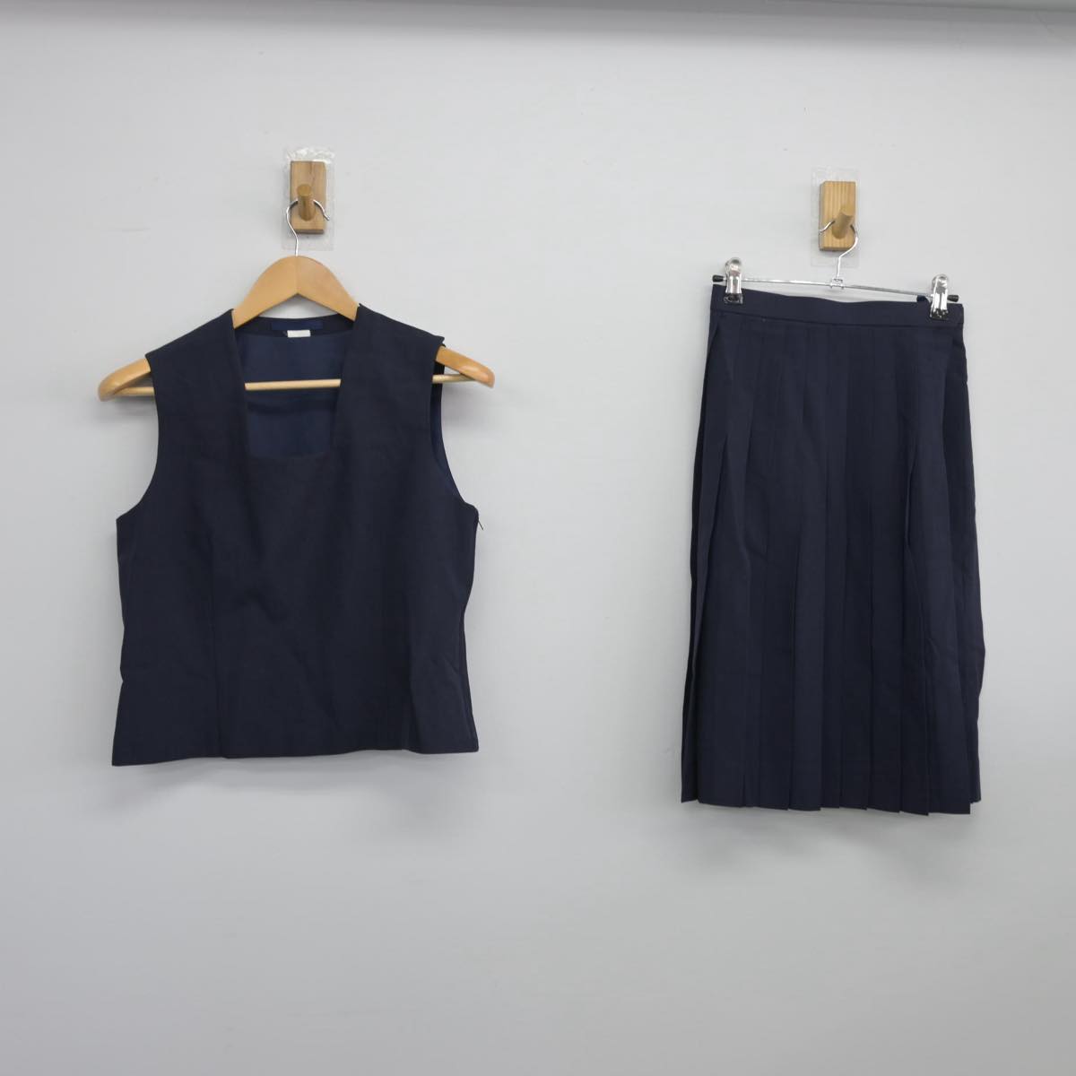 【中古】東京都 浮間中学校 女子制服 2点（ベスト・スカート）sf026097