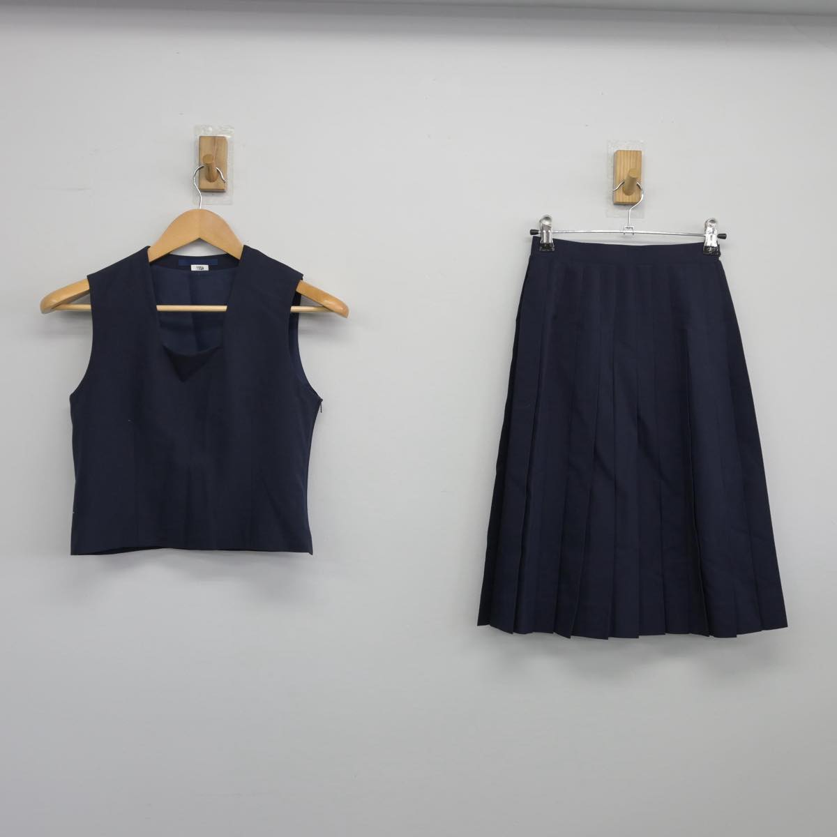 【中古】東京都 浮間中学校 女子制服 2点（ベスト・スカート）sf026098