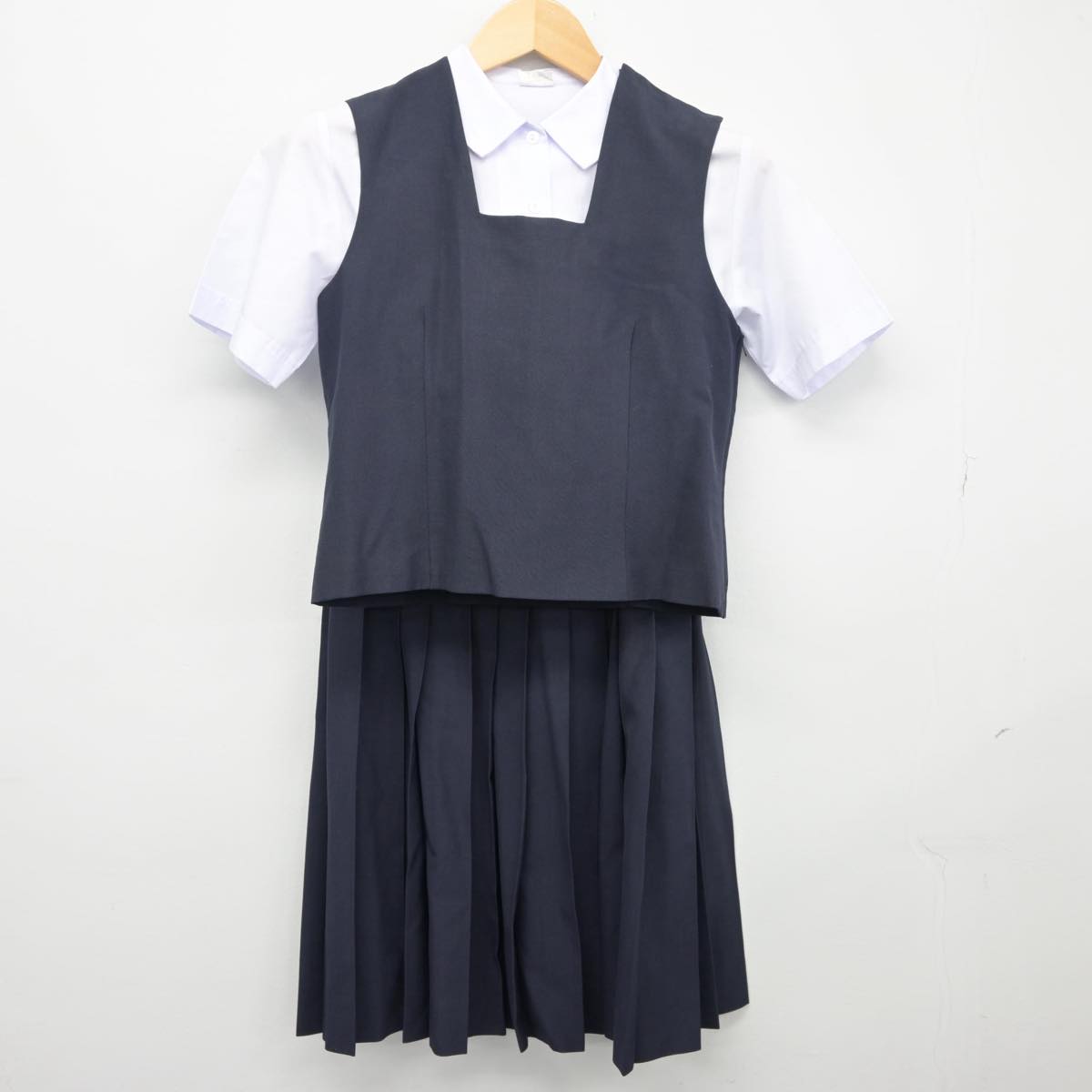 【中古】東京都 浮間中学校 女子制服 3点（シャツ・ベスト・スカート）sf026132