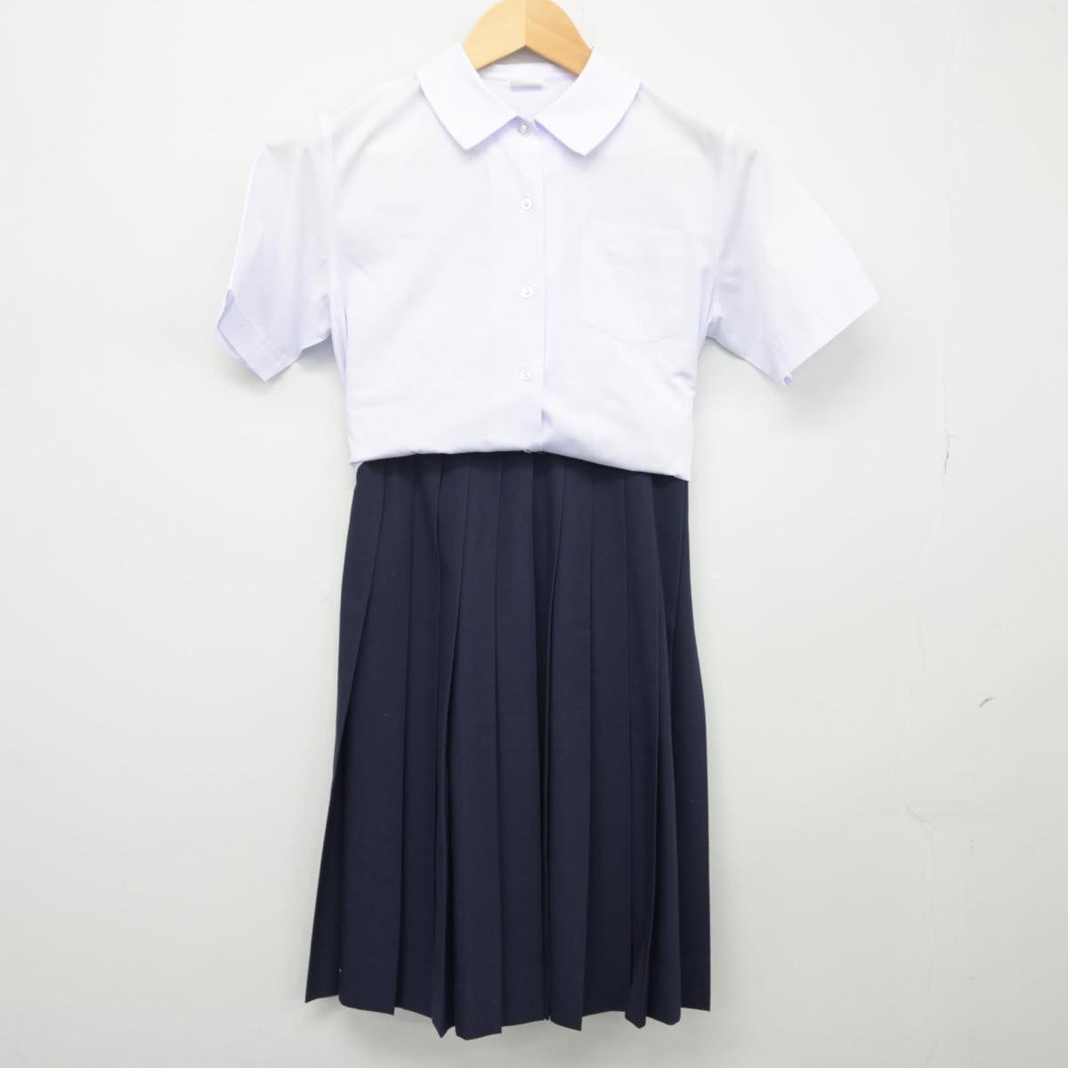 【中古】東京都 浮間中学校 女子制服 2点（シャツ・スカート）sf026133