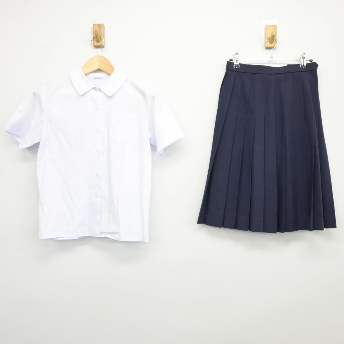 【中古】東京都 浮間中学校 女子制服 2点（シャツ・スカート）sf026133