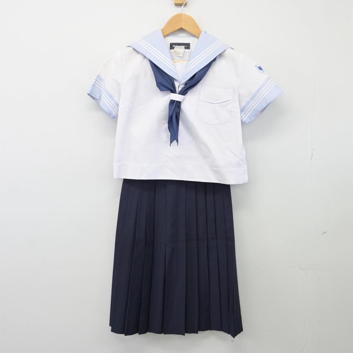 【中古】神奈川県 横浜隼人高等学校 女子制服 3点（セーラー服・スカート）sf026170