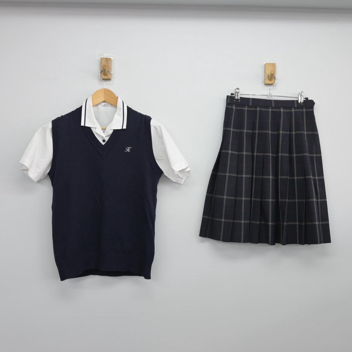 【中古】東京都 駒澤大学高等学校 女子制服 3点（ニットベスト・シャツ・スカート）sf026231